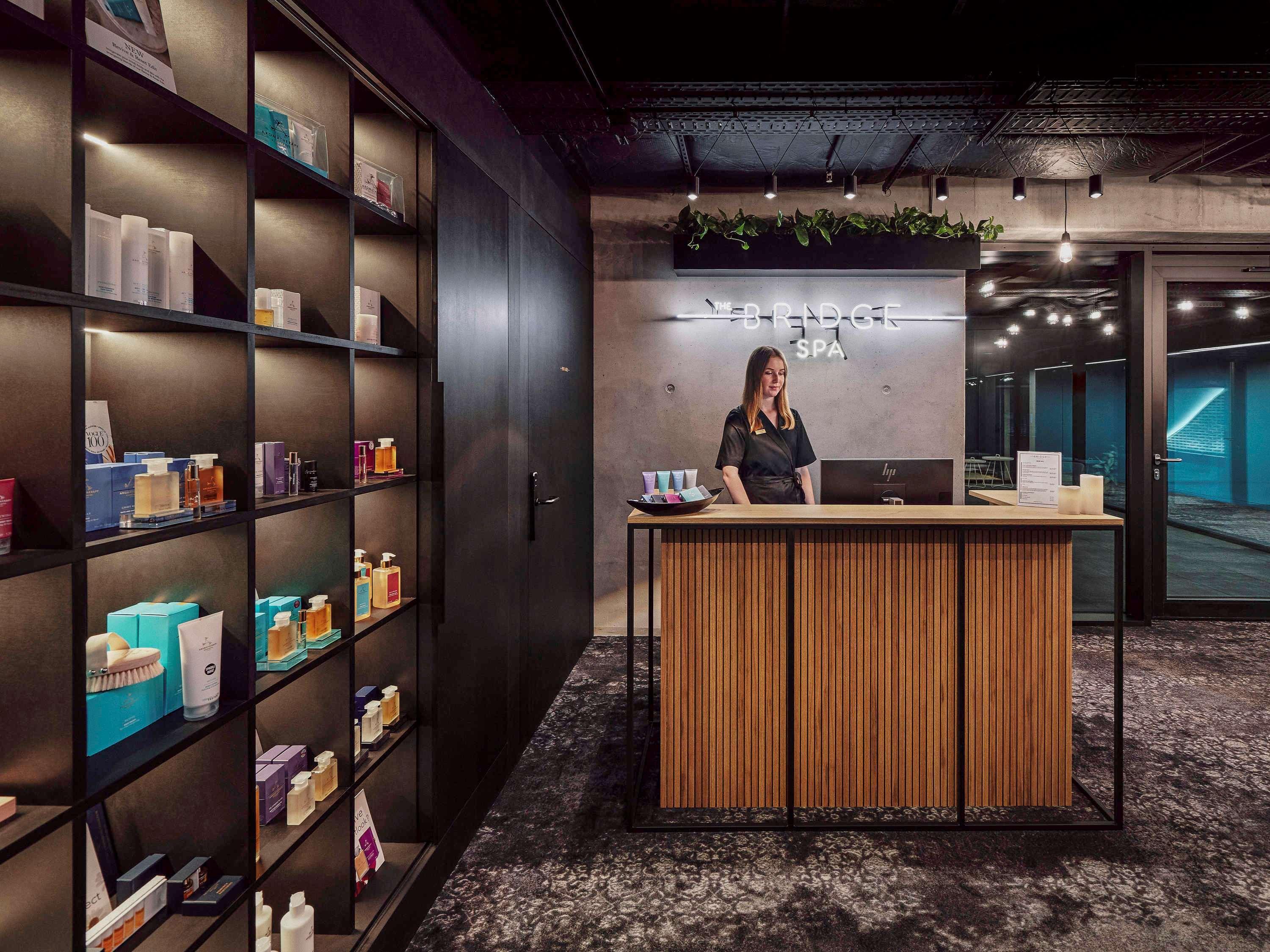 美憬阁弗罗茨瓦夫桥酒店 外观 照片 The reception area at the 2018-opened store in Berlin