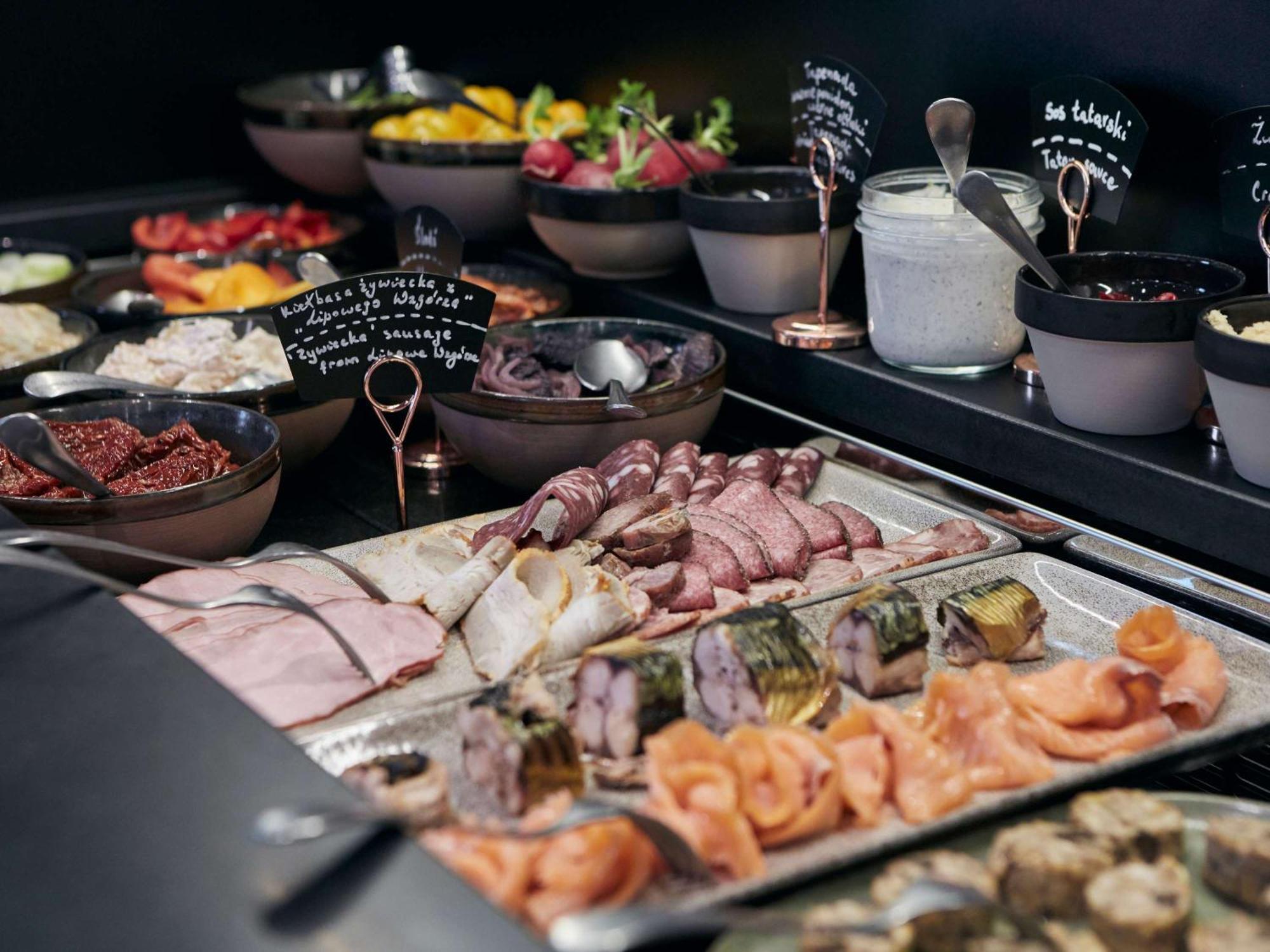 美憬阁弗罗茨瓦夫桥酒店 外观 照片 A buffet at a restaurant