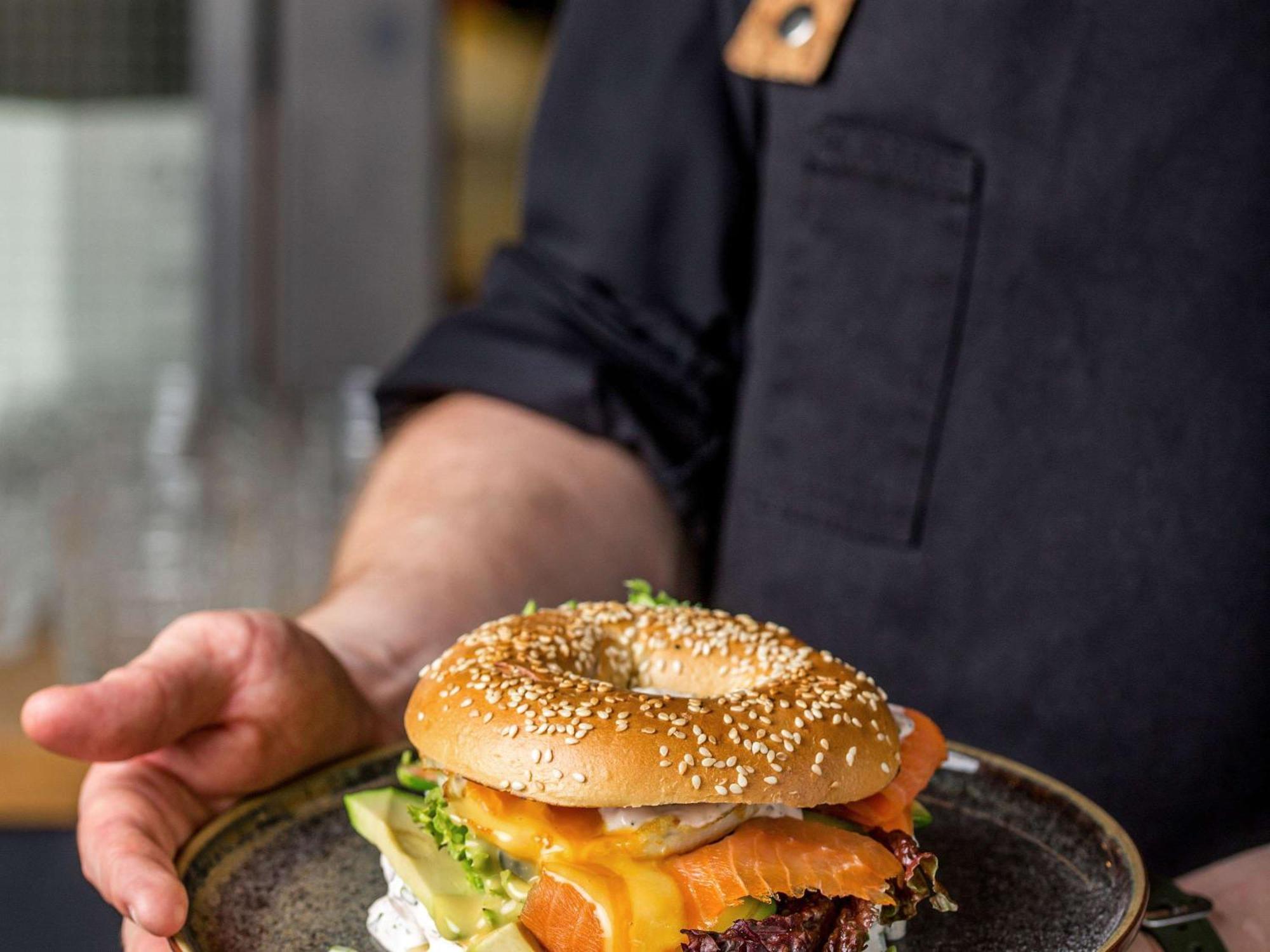 美憬阁弗罗茨瓦夫桥酒店 外观 照片 A bagel with cream cheese and lox